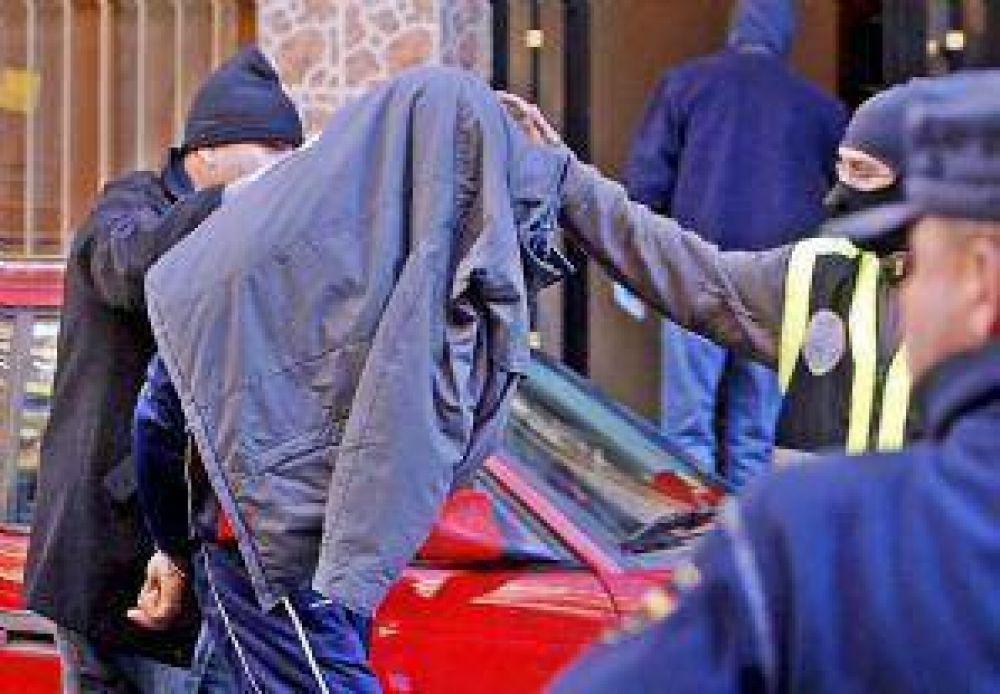 Cinco menores fueron detenidos con bombas molotov