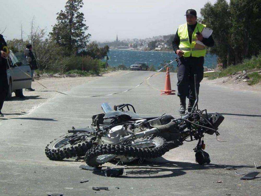 Motociclista herida tras colisionar con un auto en la Avenida de los Pioneros