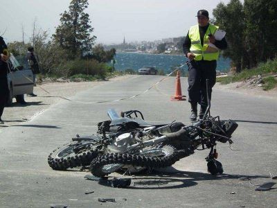 Motociclista herida tras colisionar con un auto en la Avenida de los Pioneros