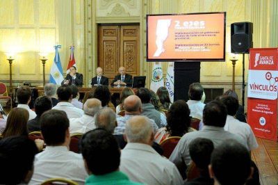 Ra�l Lamberto lanz� la convocatoria 2014 del Programa V�nculos