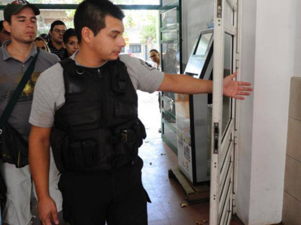 El sindicato m�dico exige detectores de metales en la puerta de hospitales