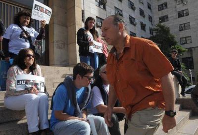 Comenz� el juicio por la Tragedia de Once con insultos para Schiavi