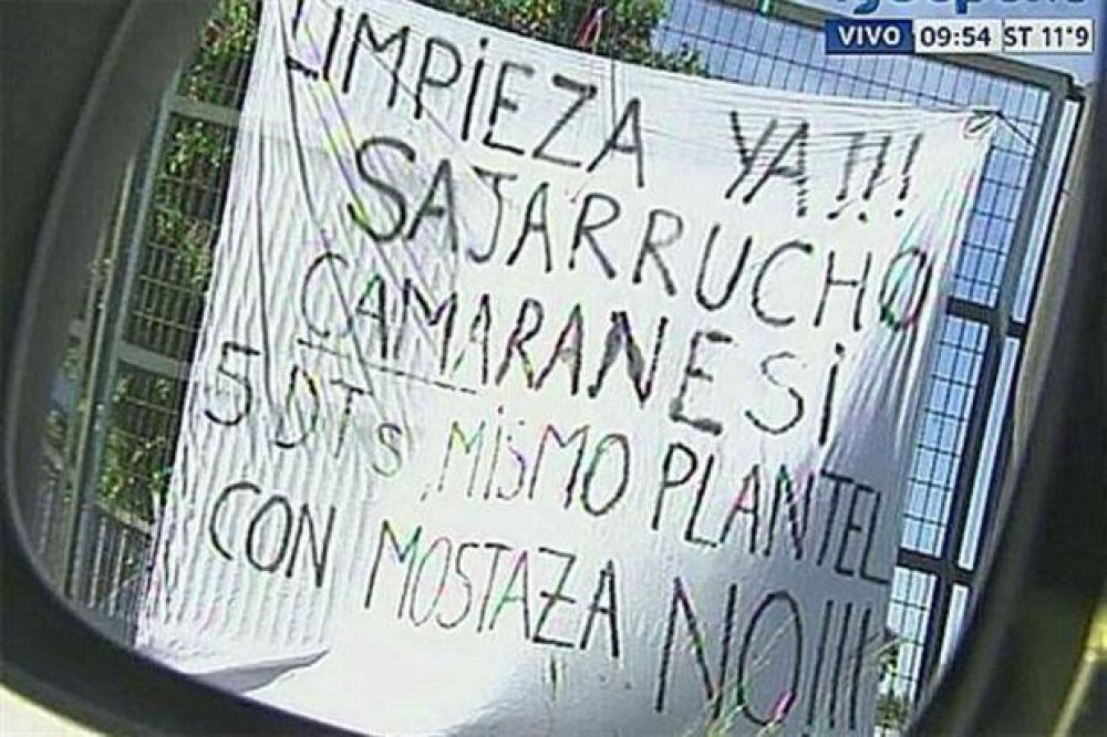 "Sajarrucho y Camaranesi", la bandera que apoya a Mostaza Merlo y le apunta al plantel de Racing