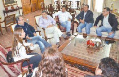 Beder Herrera recibi� a los dos bloques oficialistas