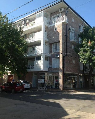 Barretearon la puerta de un edificio en pleno centro