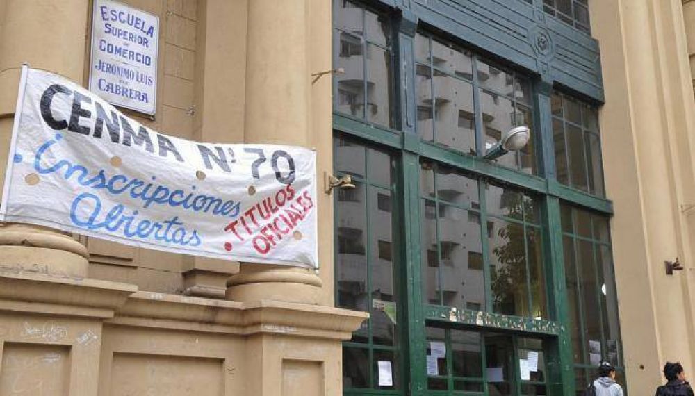 Reclamo por el cierre de cursos para adultos