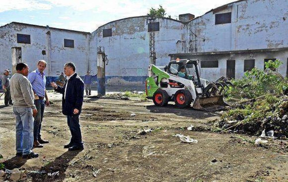 El Municipio realiza limpieza en el terreno bald�o de una ex metal�rgica