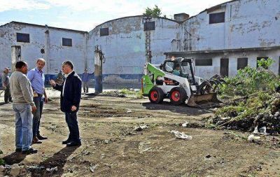El Municipio realiza limpieza en el terreno bald�o de una ex metal�rgica