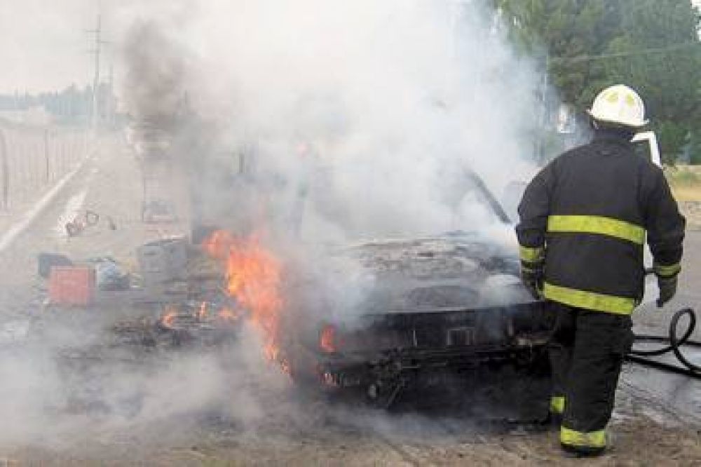 En cuesti�n de minutos se quem� un veh�culo, hubo un incendio en una casa y un choque en la esquina