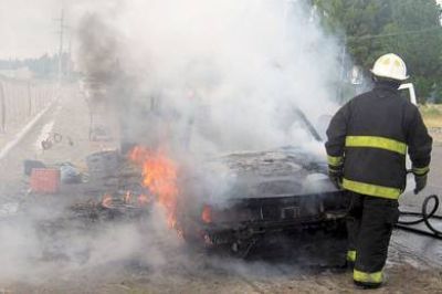 En cuesti�n de minutos se quem� un veh�culo, hubo un incendio en una casa y un choque en la esquina