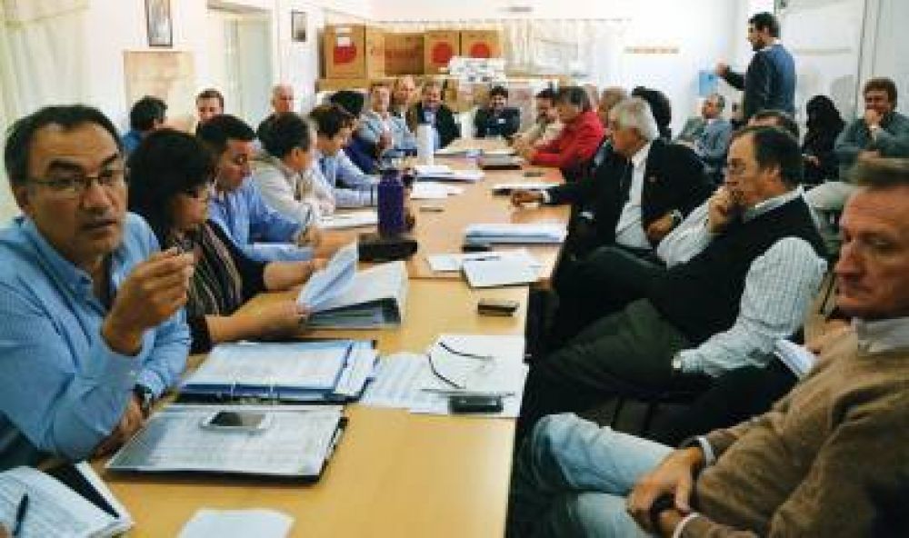 Las problem�ticas de agua potable y energ�a el�ctrica continuar�n hasta 2016
