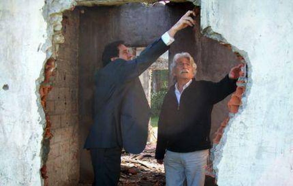 Derrumbaron una tapera que serv�a de escondite en el barrio Las Heras