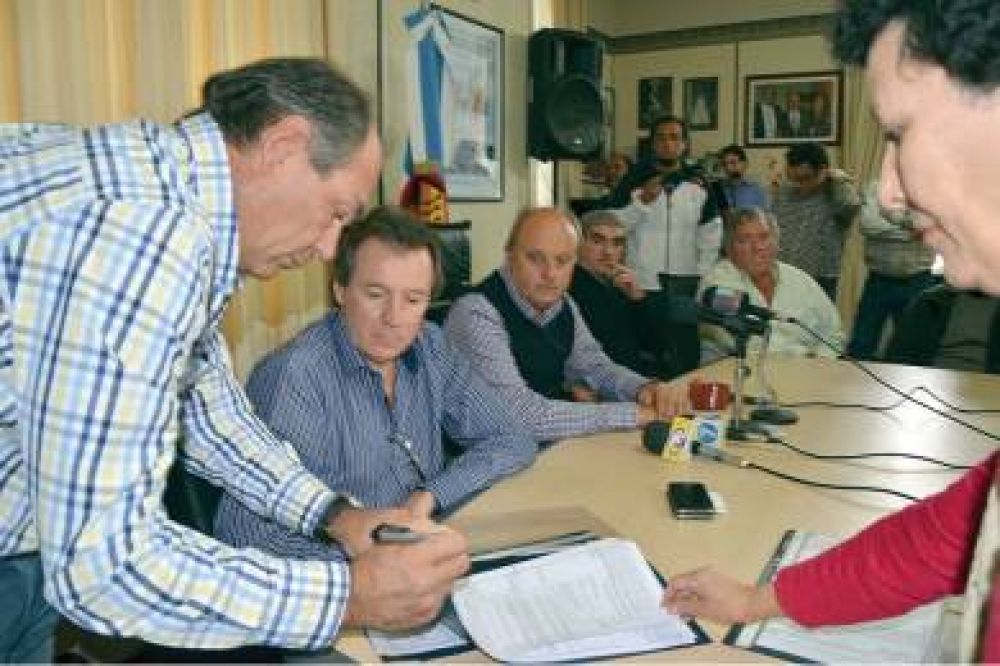 Se firmaron los contratos para pavimentar 1000 cuadras en dos a�os