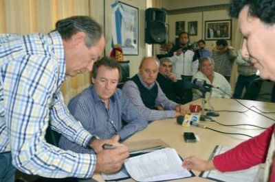 Se firmaron los contratos para pavimentar 1000 cuadras en dos a�os