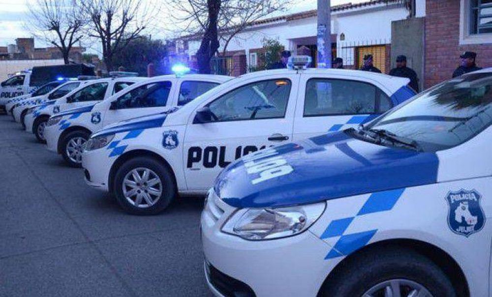 Delincuentes armados ingresaron a una vivienda, atacaron y robaron a una familia y se tirotearon con la polic�a