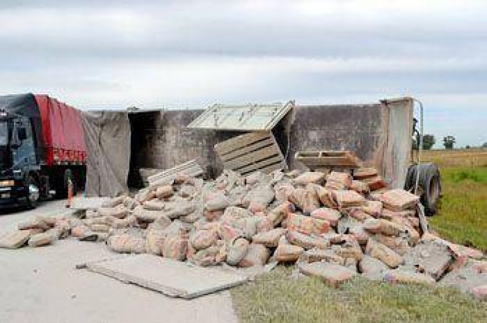 Espectacular accidente vial involucr� a tres camiones: no hubo heridos de gravedad
