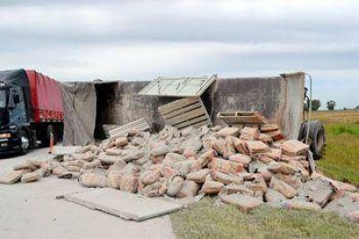 Espectacular accidente vial involucr� a tres camiones: no hubo heridos de gravedad