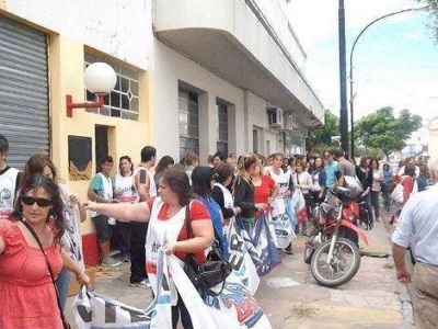 Se realiz� un abrazo simb�lico al Consejo escolar 