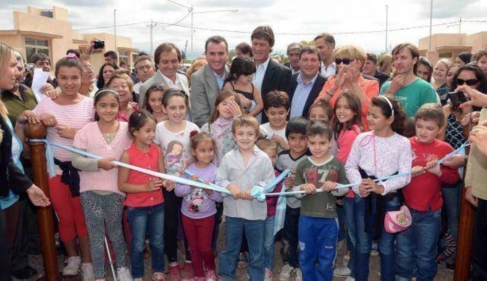 El Gobernador entreg� viviendas en Maip�