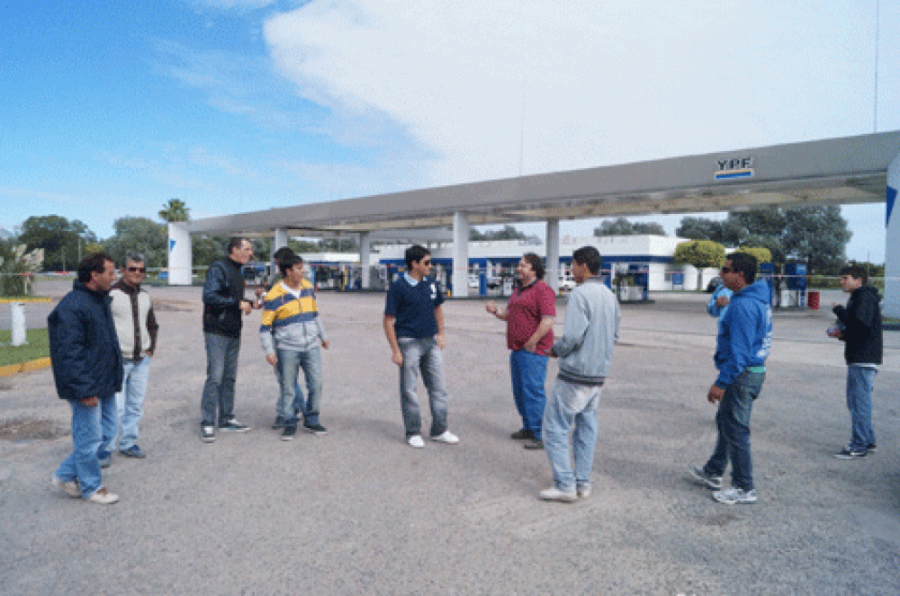 Bloquean la actividad en la estaci�n de servicios La Posta por tres despidos 