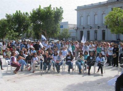 Los gremios docentes realizaron ayer una �Radio abierta� en la plaza Dardo Rocha