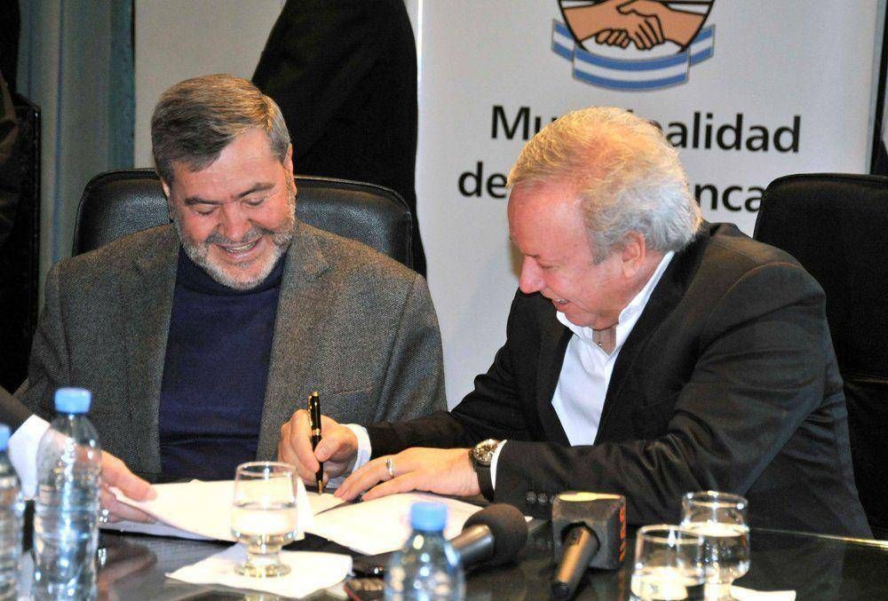 Peralta firm� convenio para la ampliaci�n de la red de gas