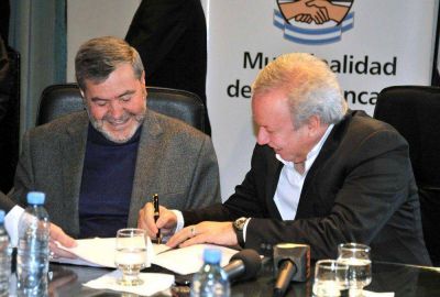 Peralta firm� convenio para la ampliaci�n de la red de gas