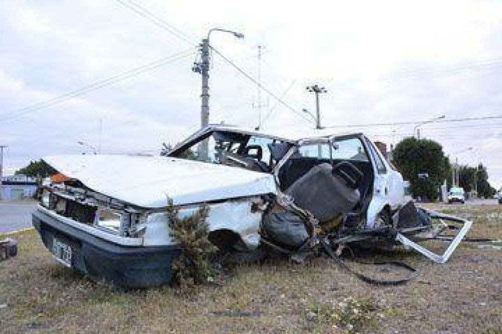 Violento vuelco con cuatro j�venes heridos