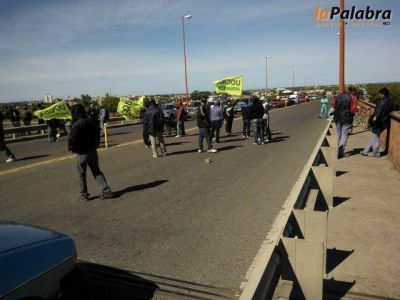 Obreros de la UOCRA cortaron los puentes durante casi cinco horas