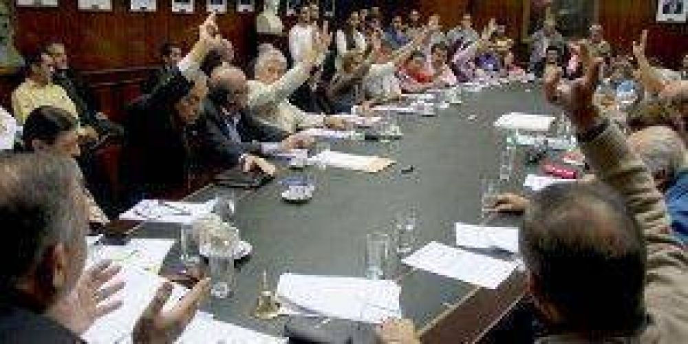 Con el voto de Cerisola se resolvi� el alcance de los derechos electorales de los docentes interinos