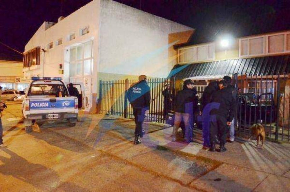 Persecusi�n y demora de cuatro sujetos que manipulaban drogas en una plaza