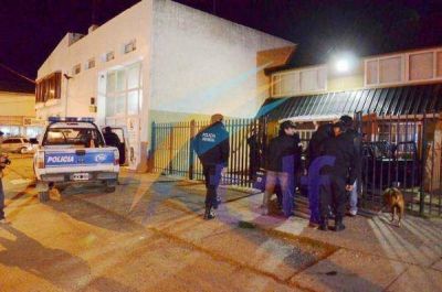 Persecusi�n y demora de cuatro sujetos que manipulaban drogas en una plaza