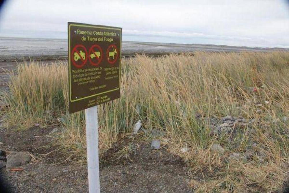 Colocan nueva carteler�a recordando la prohibici�n de circular con cuatris en la playa