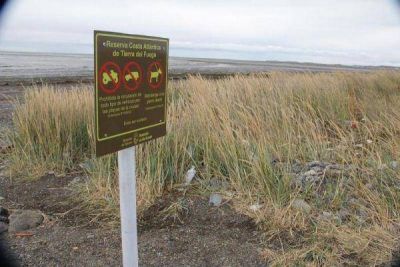 Colocan nueva carteler�a recordando la prohibici�n de circular con cuatris en la playa