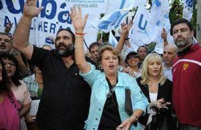 Ante la falta de acuerdo, los gremios docentes protestan frente a la sede de la gobernaci�n bonaerense
