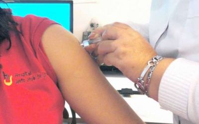 Vacunan contra la gripe a personal del hospital