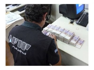 Quer�a pasar caminando a Uruguay con 320.000 pesos y fue atrapado por la AFIP