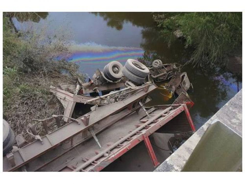 Un camionero de Paran� sali� ileso luego de que su cami�n cayera de un puente