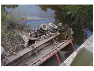 Un camionero de Paran� sali� ileso luego de que su cami�n cayera de un puente