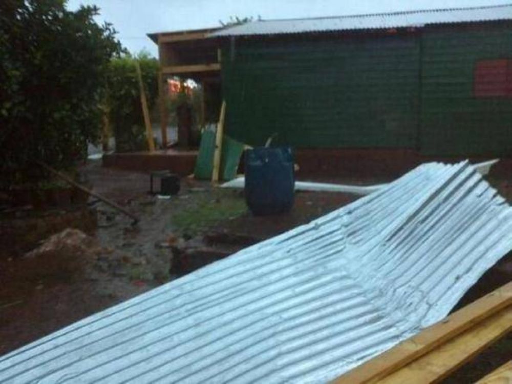 Por fuertes vientos, volaron techos en Puerto Esperanza