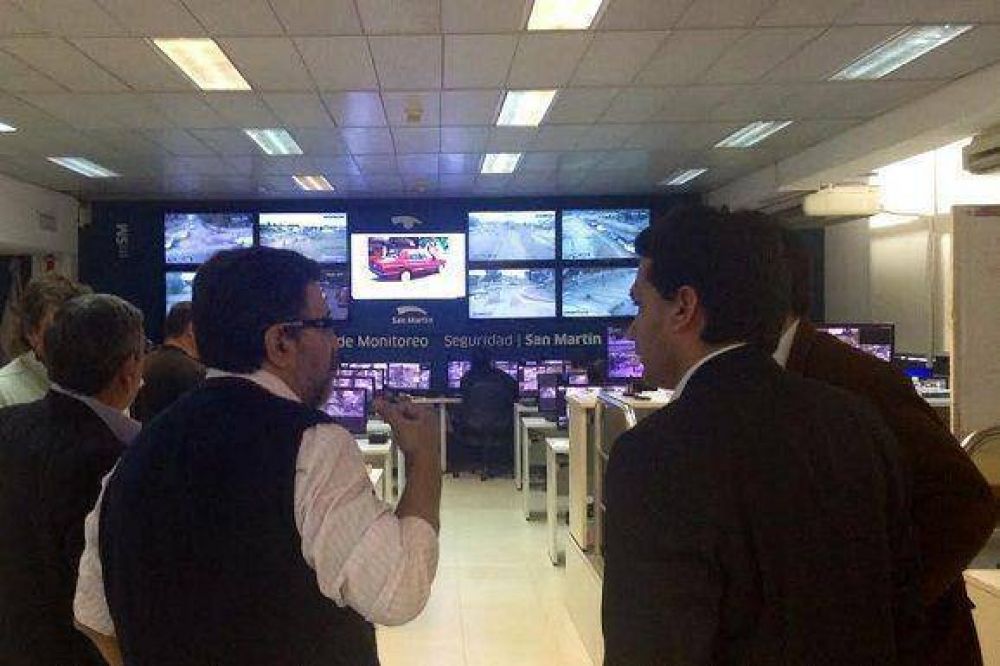 Gelay visit� el Centro Operativo de Monitoreo de General San Mart�n