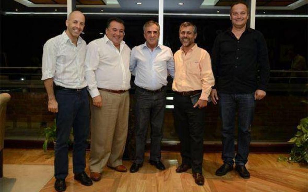 Ducot� se reuni� con Cariglino para traer ideas del sistema de salud de Malvinas Argentinas a Pilar