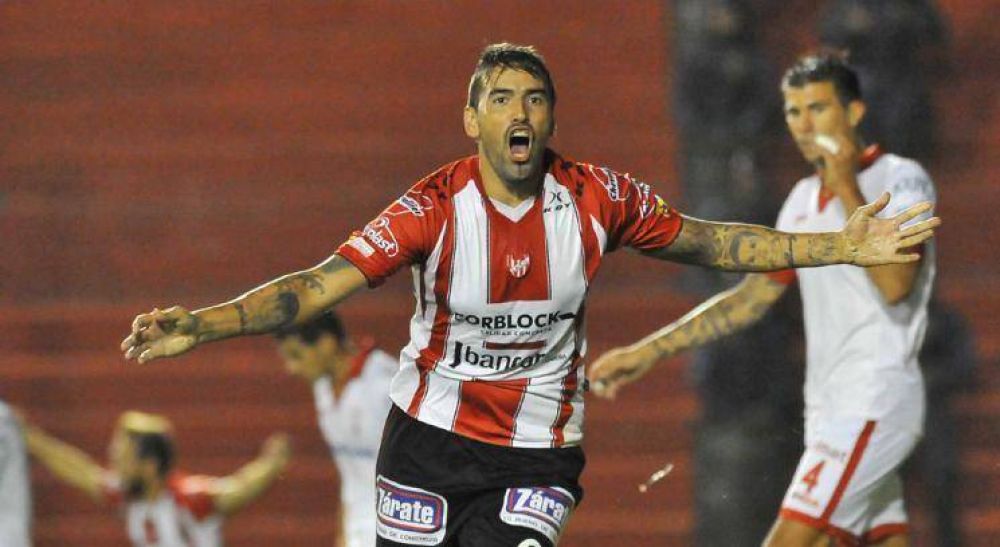 En un partido intenso, Instituto le gan� a Hurac�n y qued� a un punto del ascenso