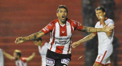 En un partido intenso, Instituto le gan� a Hurac�n y qued� a un punto del ascenso
