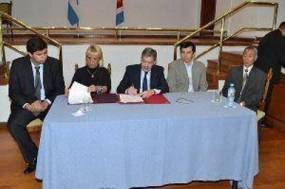 Jefatura de Gabinete y la Facultad de Humanidades firman importante convenio