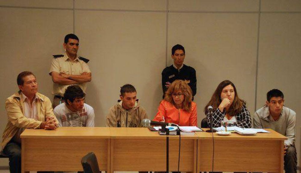 Realizan pruebas de ADN a la vaina y un bot�n hallados en la escena del crimen de M�ndez
