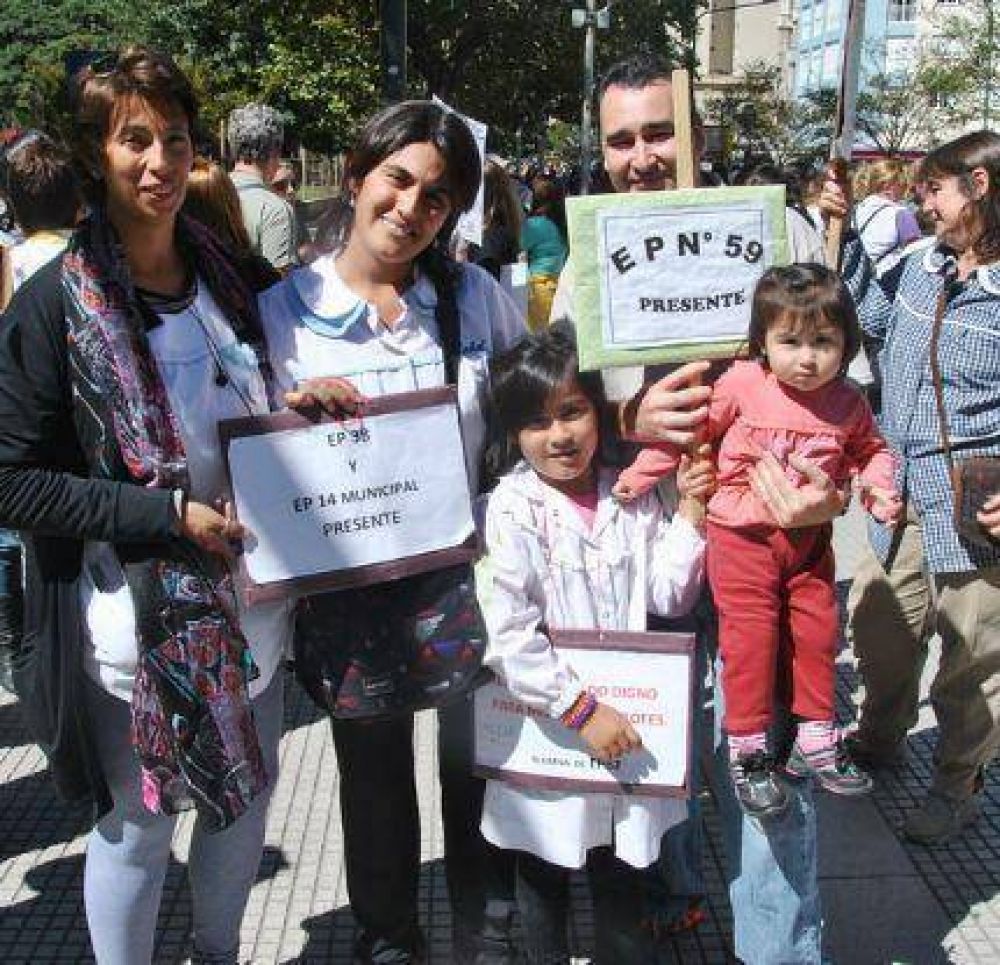 Maestros marplatenses volvieron a marchar por calles de Mar del Plata