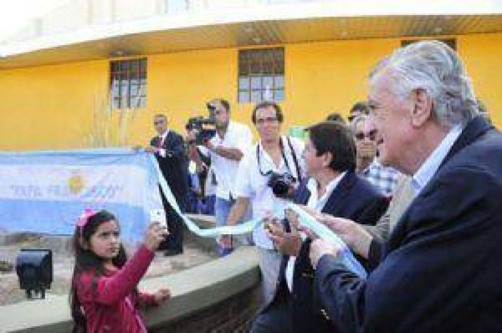 Gioja vol� a J�chal en avi�n para inaugurar el Polideportivo Papa Francisco