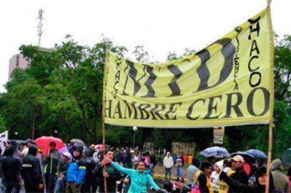 Movimientos sociales reclamaron bajo la lluvia por asistencia para los inundados