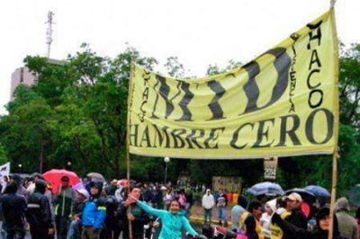 Movimientos sociales reclamaron bajo la lluvia por asistencia para los inundados